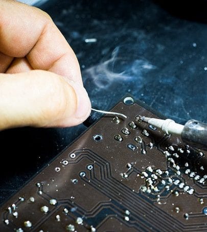 person-soldering-chip-2628105 Certified PIEK Operator – Kwaliteitscriteria voor het solderen, de nabewerking, wijziging en reparatie van printplaten certificering